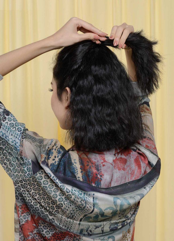 ผู้หญิงเอเชียผมสั้นหยักศกสีดำ มัดผมบันครึ่งหัว