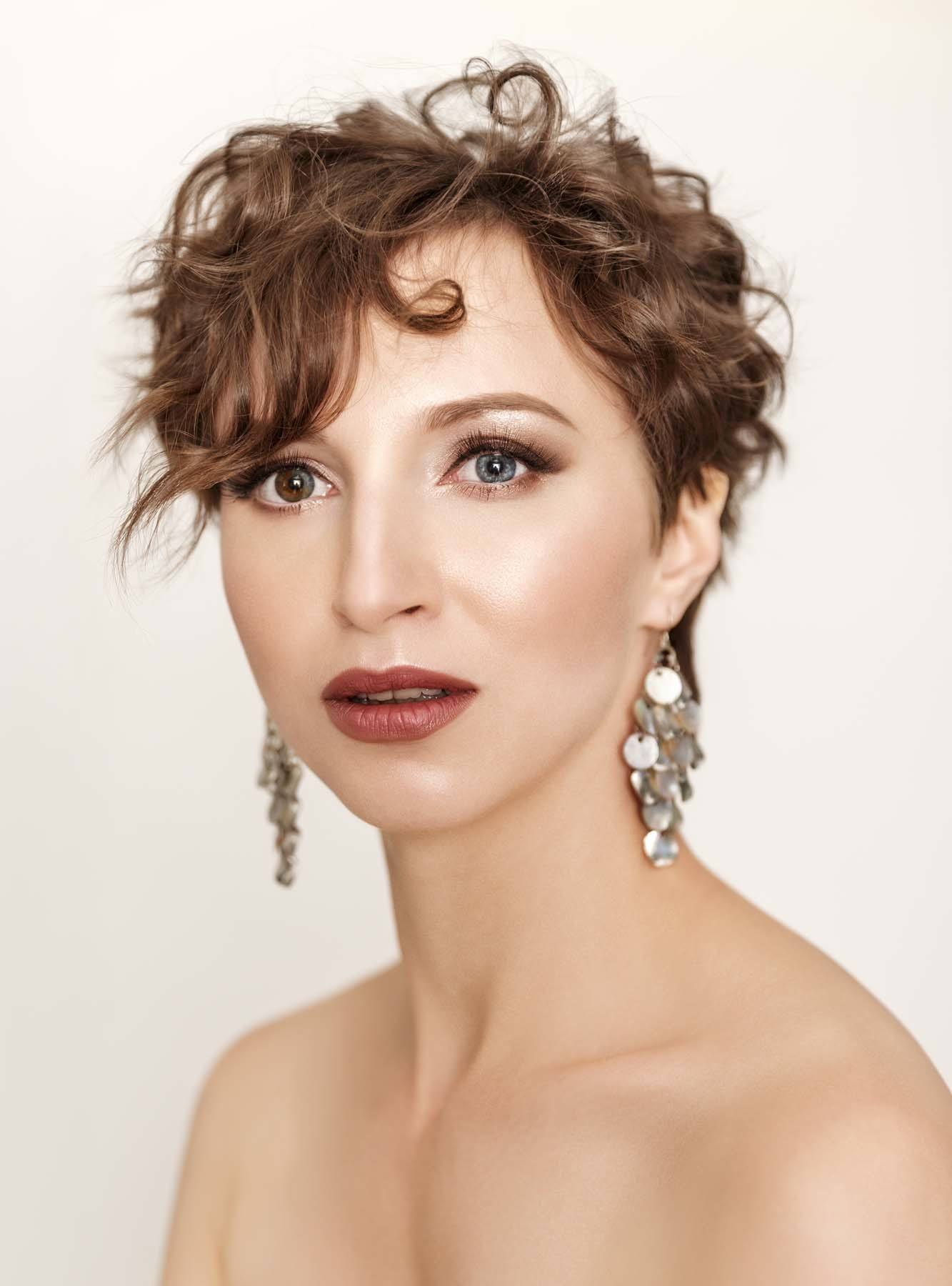 ผมสั้นดัดลอนเก๋ๆ (Credit: Rex by Shutterstock)