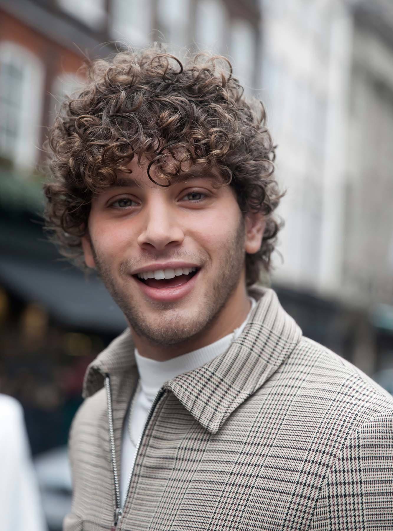 หนุ่มสายอาร์ตกับผมหยิกมาดเซอร์ ดูรักอิสระ (Credit: Rex by Shutterstock)