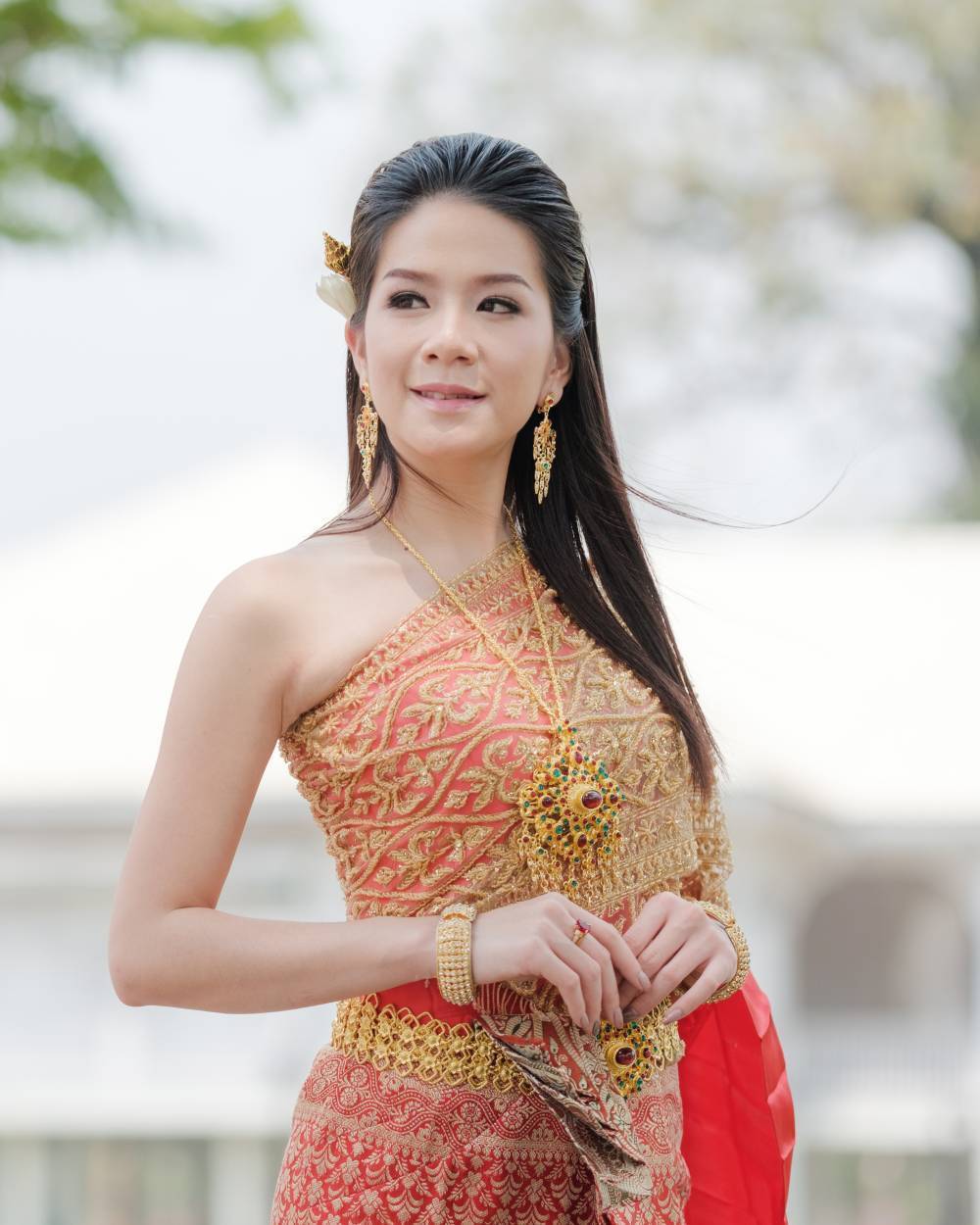 ทรงผมดอกกระทุ่มด้านหลังปล่อยผมยาว (เครดิต: shutterstock)