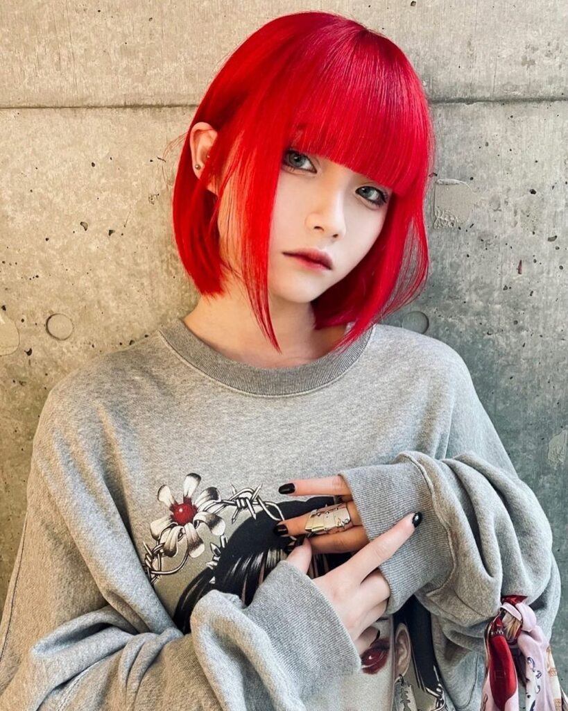 ผู้หญิงเอเชีย ไว้ผมสั้น ผมสีแดง