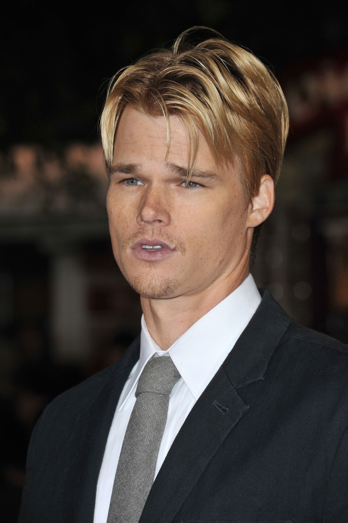 ทรงผมแสกกลางชาย