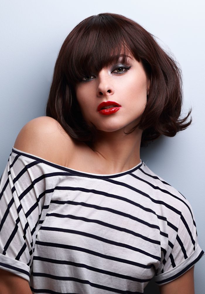 ผู้หญิงฝรั่ง ไว้ผมบ๊อบสั้นสีน้ำตาลเข้ม ดัดปลายผมให้งอน