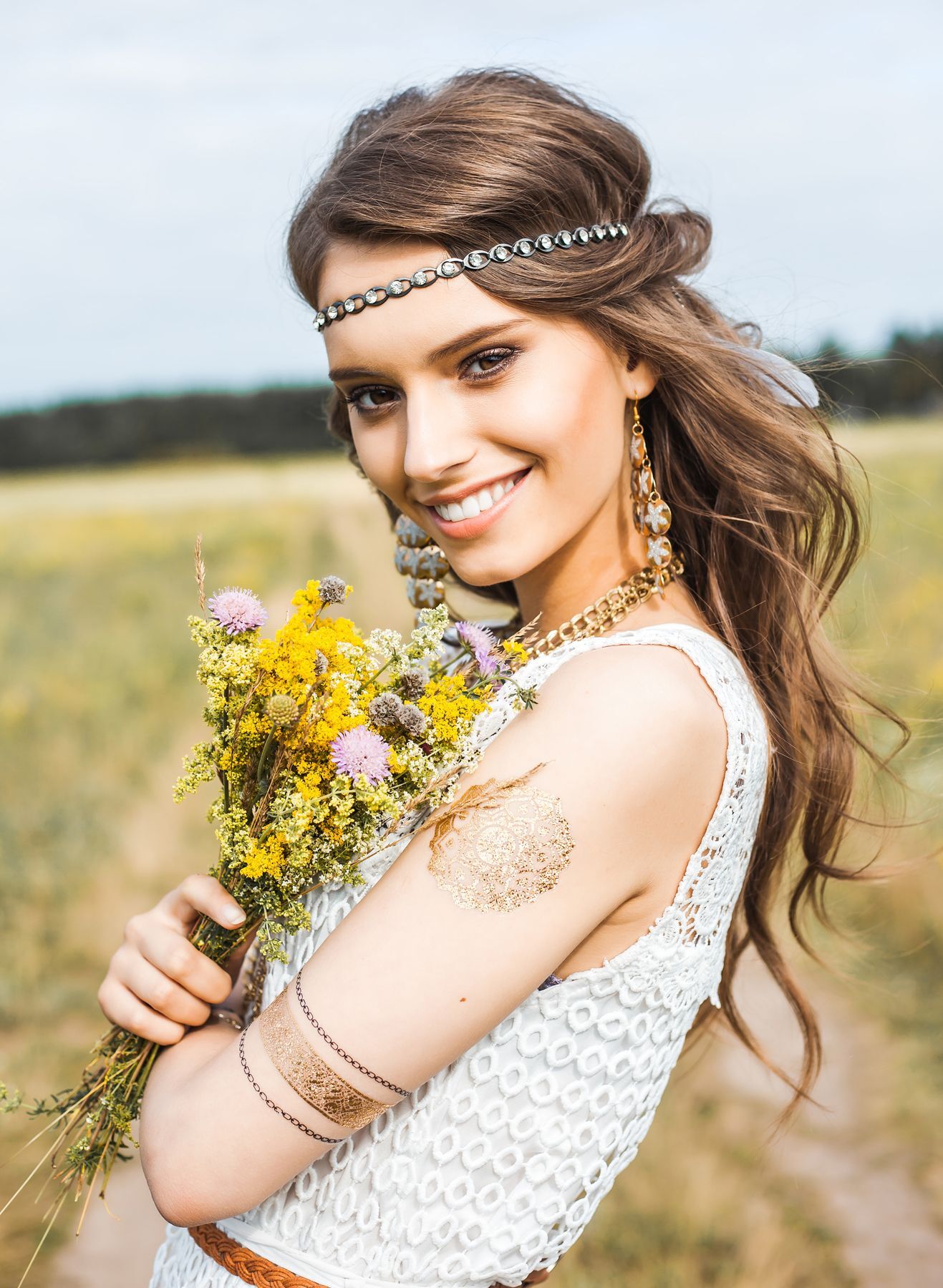 ที่คาดผมลูกปัดแนวโบโฮ (Credit: Rex by Shutterstock)