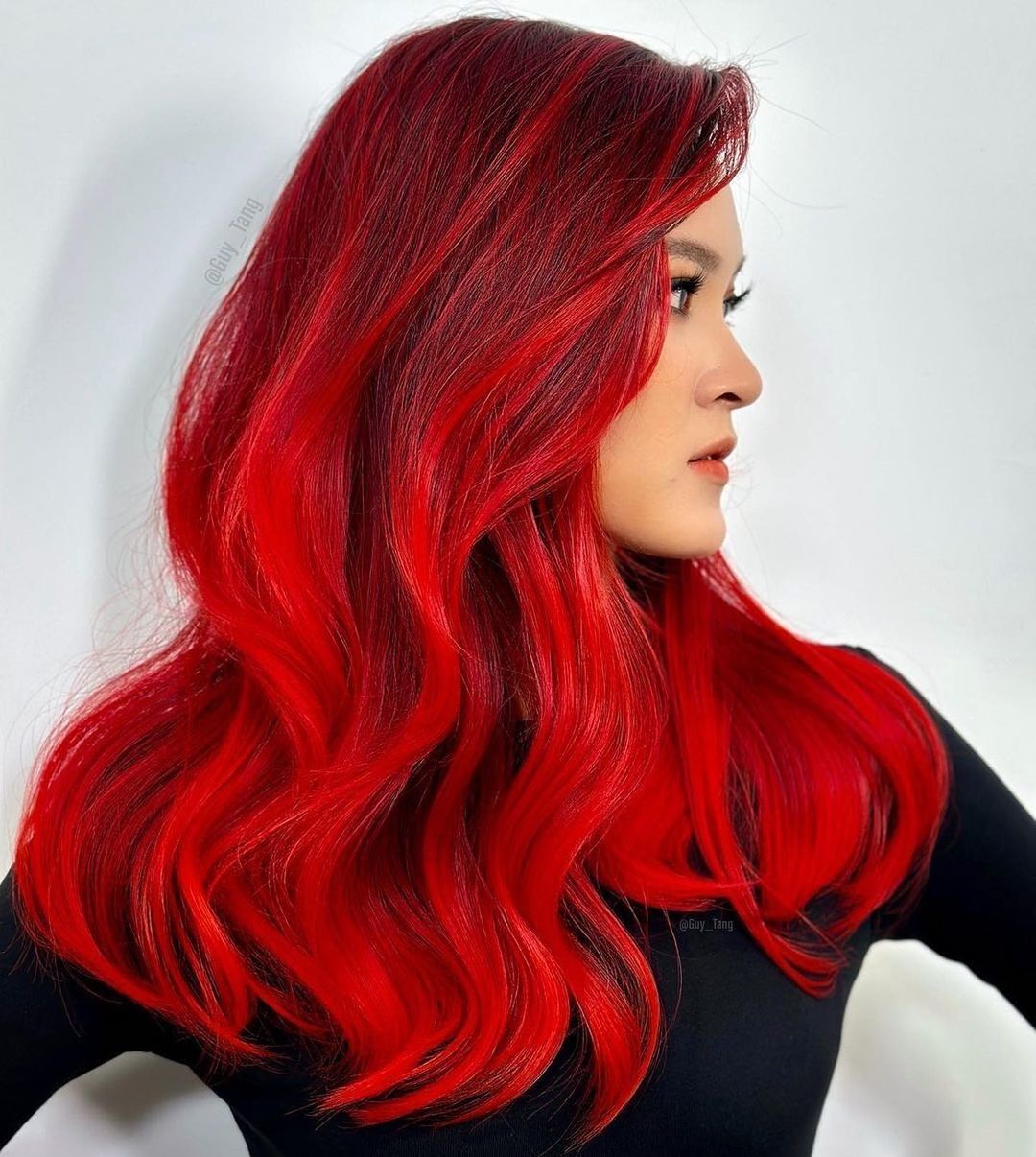ผู้หญิงฝรั่ง ไว้ผมยาว ย้อมสีผม ผมสีแดง