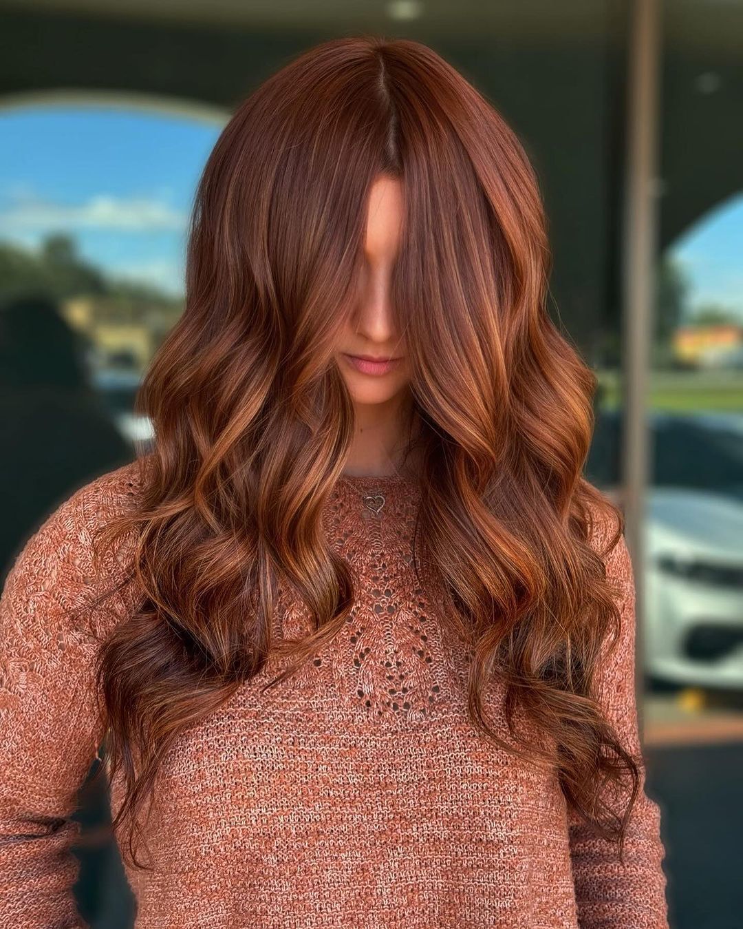 ผู้หญิงฝรั่ง ไว้ผมยาว ทำผมสีน้ำตาลคาราเมล