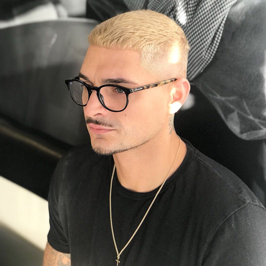 ผู้ชายฝรั่ง ตัดผมสั้น ทรงสกินเฮด Skinhead ทำผมสีบลอนด์