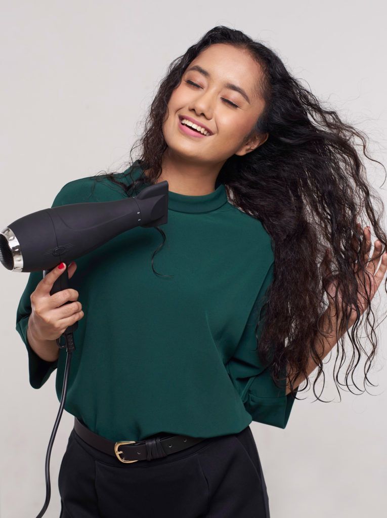 ผู้หญิงผมหยิกยาว สีดำ หนีบผมตรง