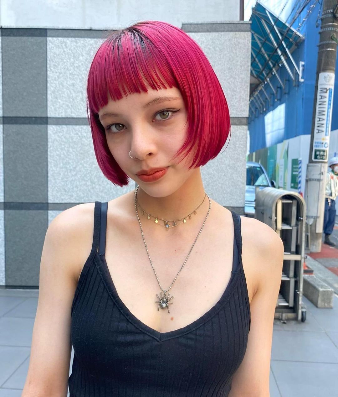 ผู้หญิงฝรั่ง ไว้ผมสั้น ย้อมสีผม ผมสีแดง