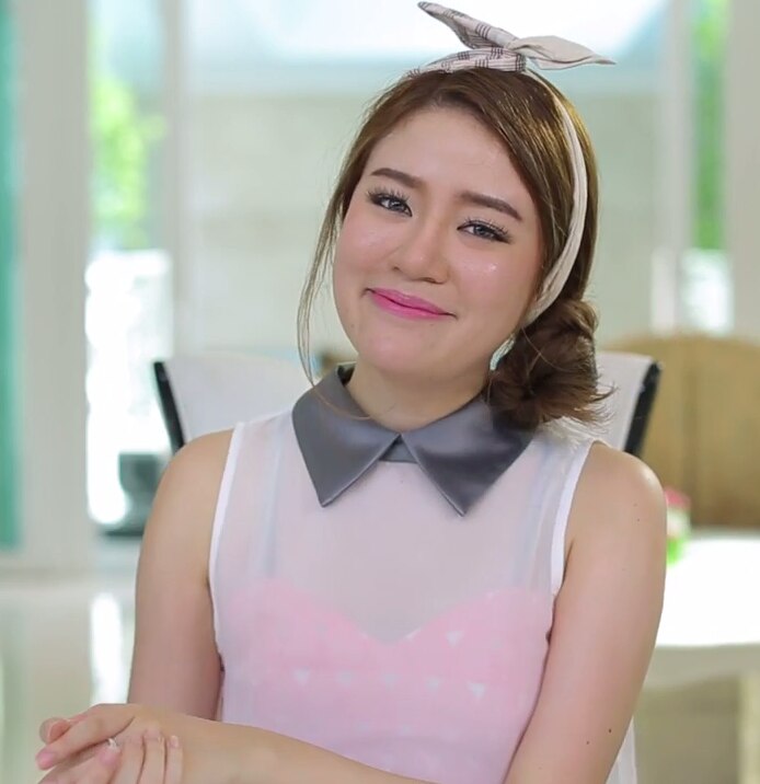 มวยผมด้านข้าง (Credit: All Things Beauty Youtube)