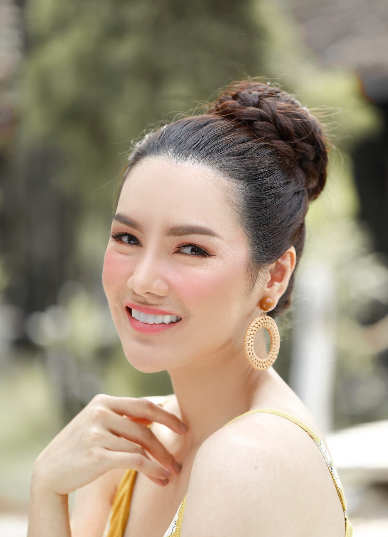 ผู้หญิงเอเชียผมดำ มัดผมดังโงะ