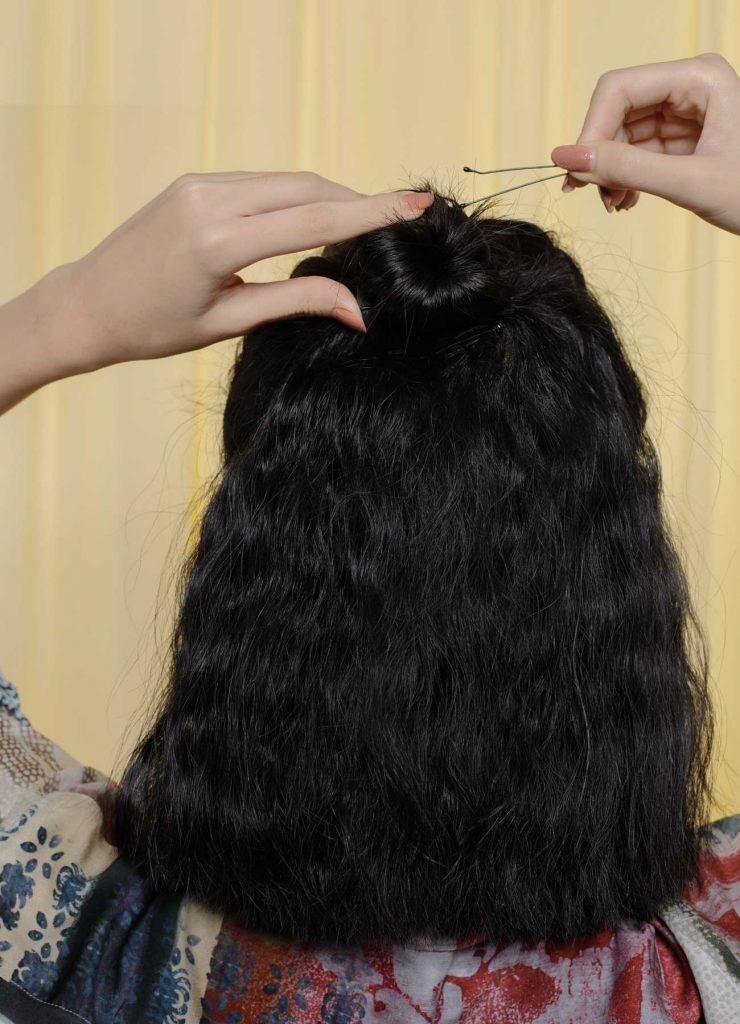 ผู้หญิงเอเชียผมสั้นหยักศกสีดำ มัดผมบันครึ่งหัว