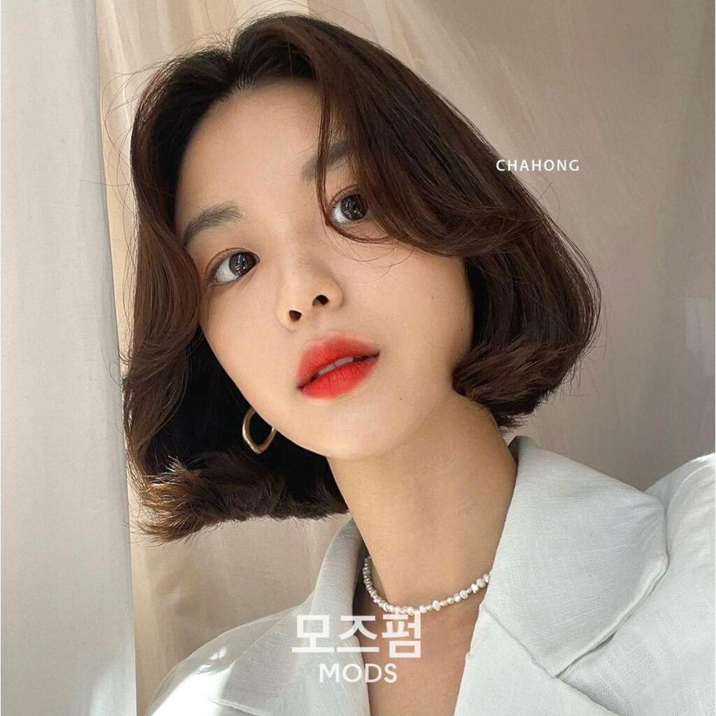 ผู้หญิงเกาหลี ผมสั้น ผมสีเข้ม ไดร์ยกโคน ตามเทรนด์ผม