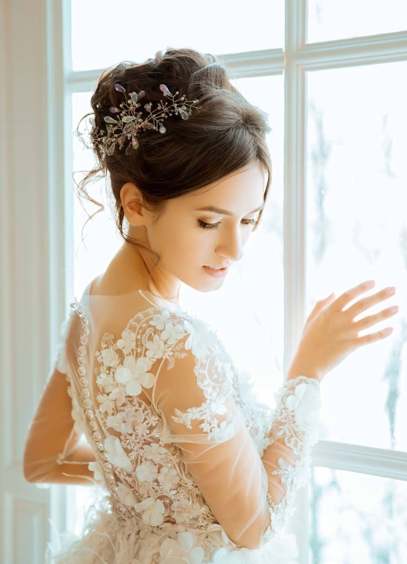 โหย่งผมช่วงกรอบหน้าและเกล้าหลวมๆ (Credit: Rex by Shutterstock)