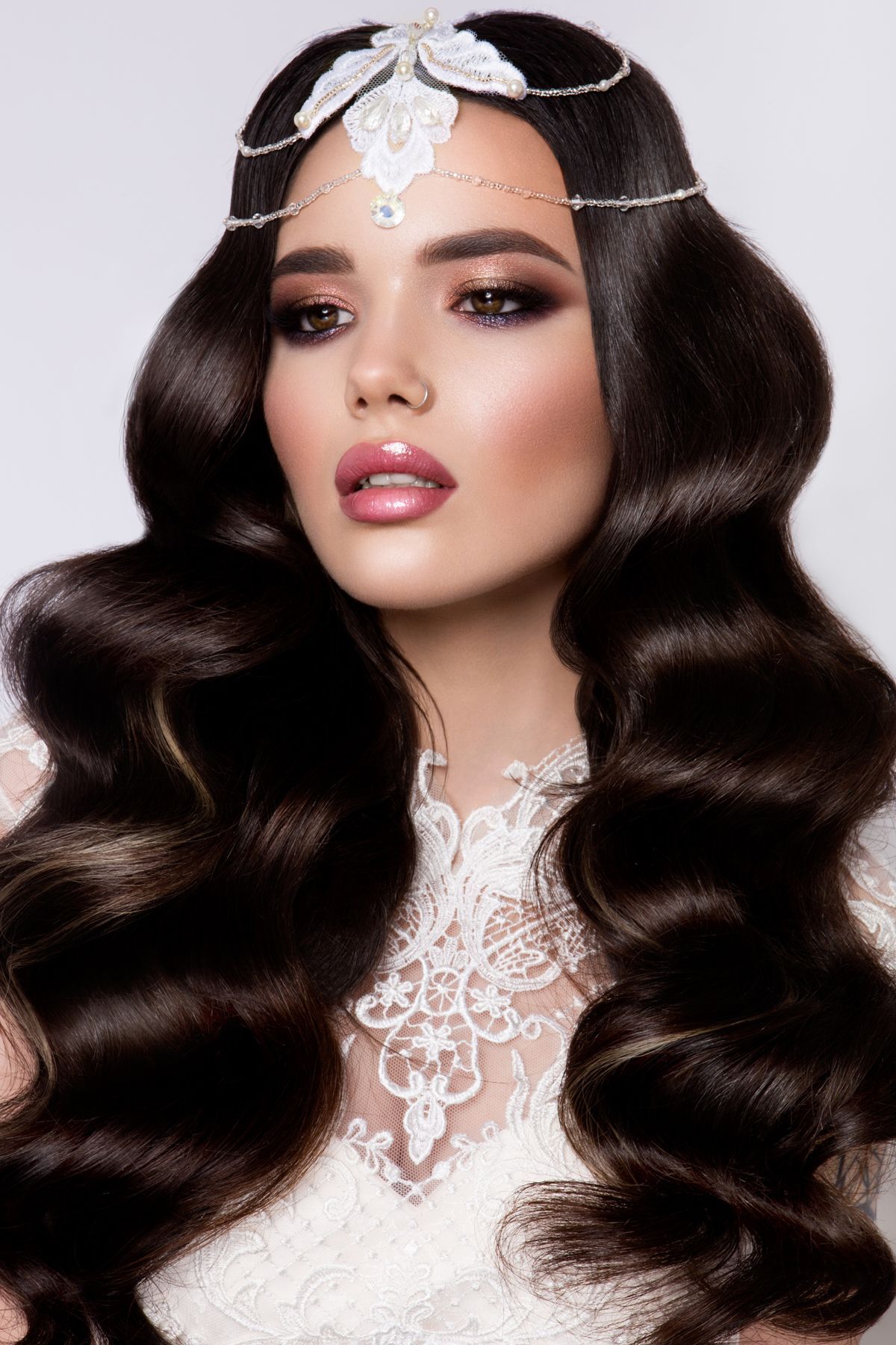 เครื่องประดับที่ช่วยพรางหน้าผากกว้างเถิก (Credit: Rex by Shutterstock)