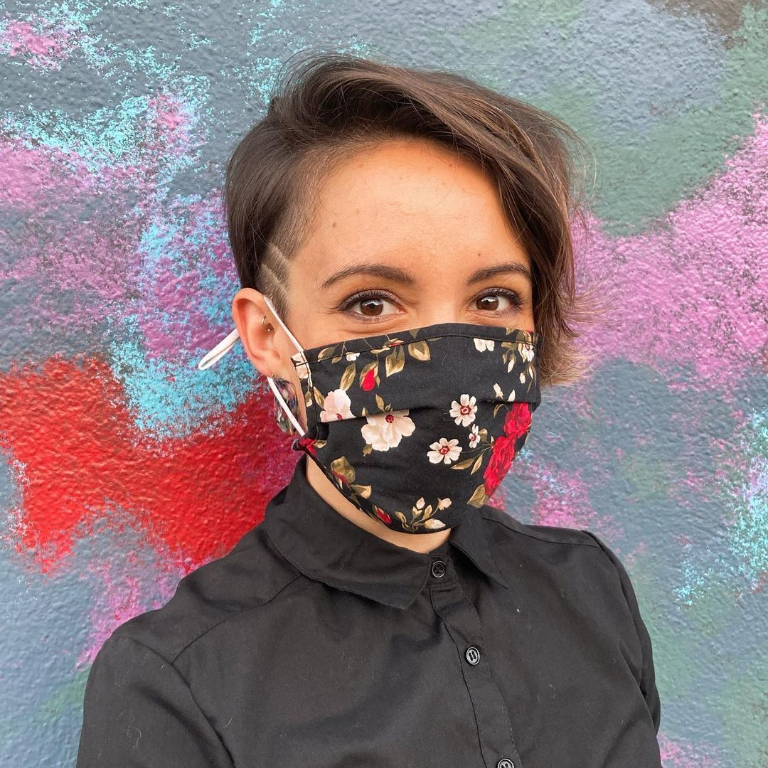 ผู้หญิงฝรั่งสวมหน้ากากอนามัย ไว้ผมสั้น ตัดทรงผมสั้นข้างยาวข้างสำหรับผู้หญิง