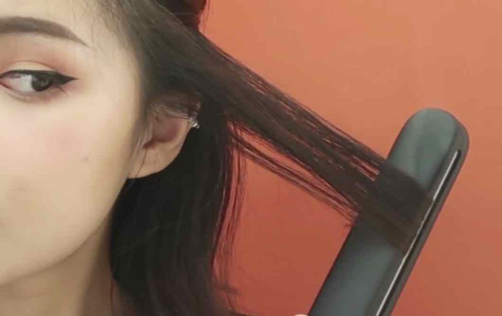 อินฟลูเอนเซอร์ไทย mynjimye กำลังใช้ที่หนีบผมไฟฟ้าม้วนผม