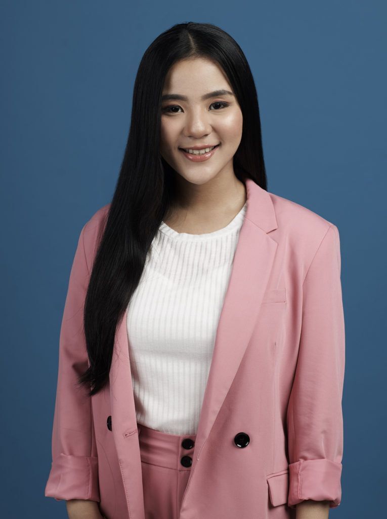 ผู้หญิงผมยาวสีดำ ปล่อยผมยาว สวมสูทสีชมพู