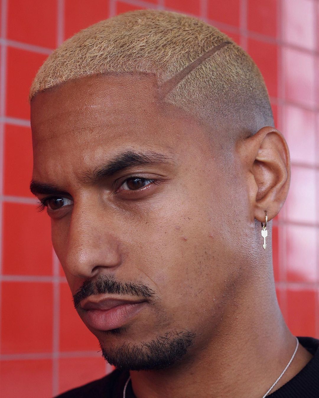 ผู้ชายฝรั่ง ตัดผมสั้น ทรงสกินเฮด Skinhead ทำผมสีบลอนด์ เสาะร่อง