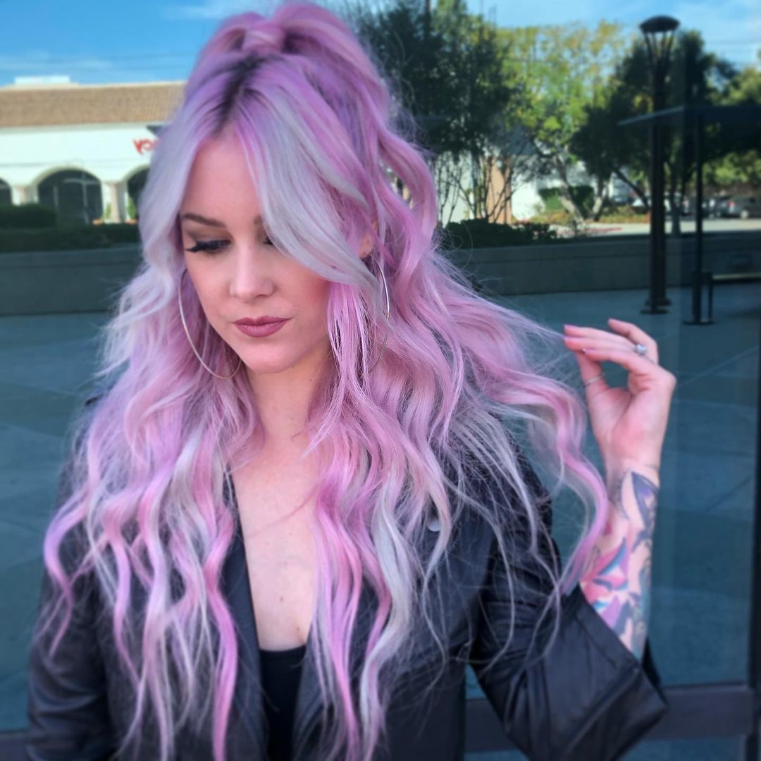 ผู้หญิงฝรั่ง ไว้ผมยาว ย้อมสีผม ผมสีม่วง