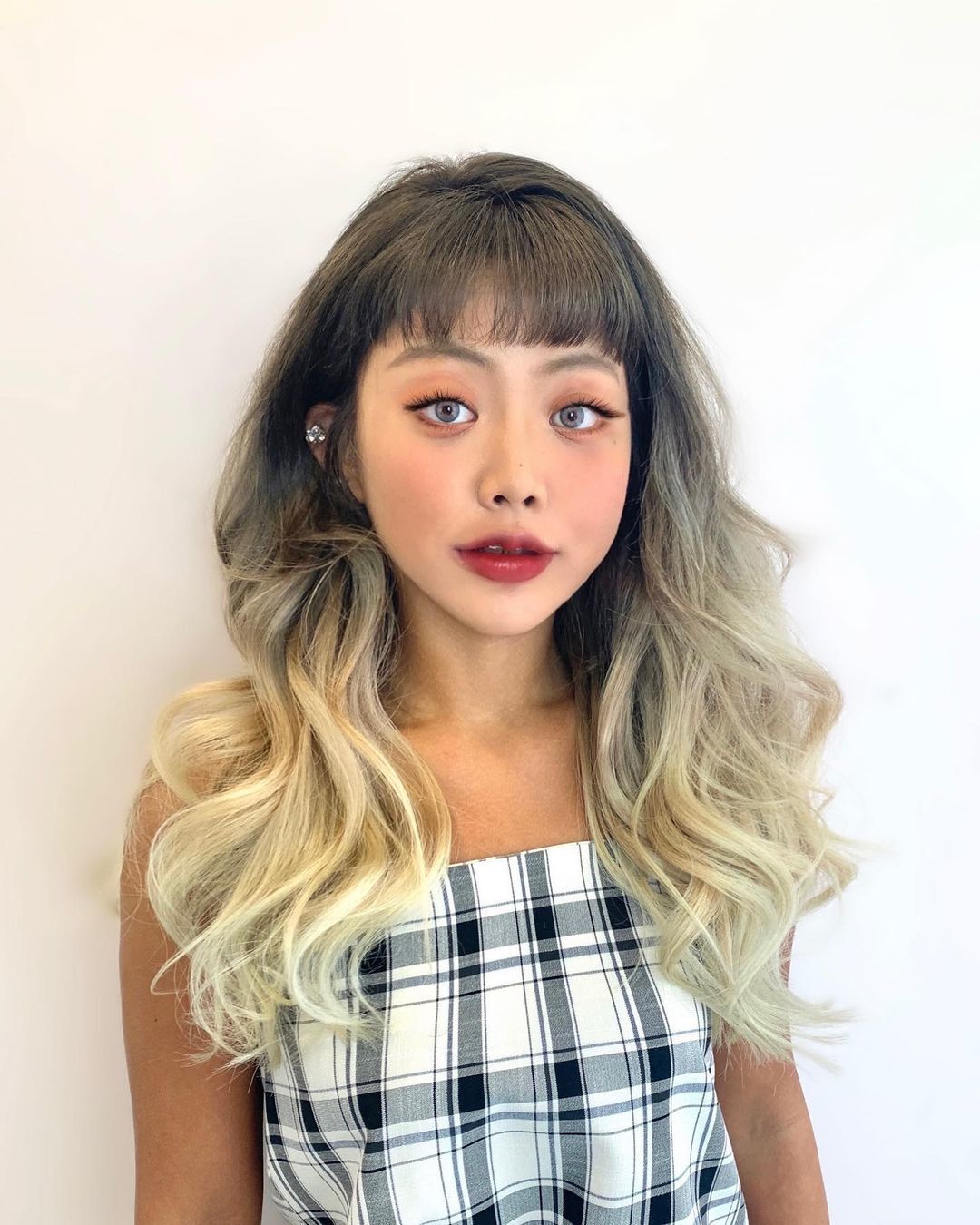 ผู้หญิงเอเชีย ไว้ผมยาว ย้อมผมสองสีและดัดลอน ทรงผมดัดปลาย