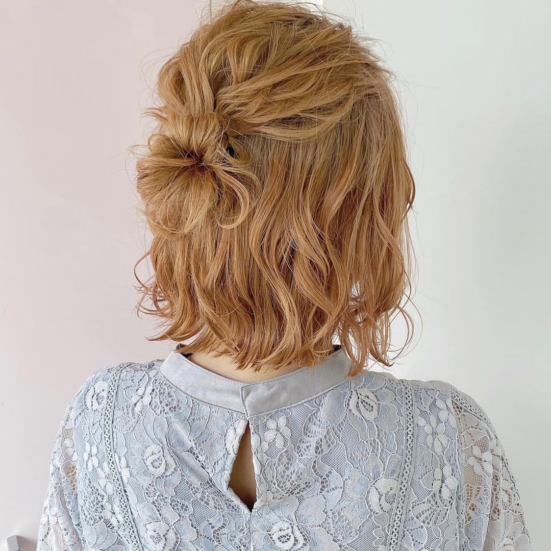 ผู้หญิงเอเชีย ไว้ผมสั้น ย้อมผมสีบลอนด์ ทรงผมดัดปลาย