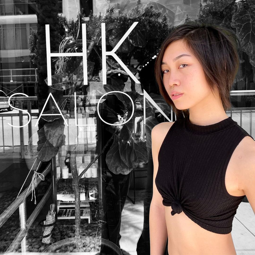 ผู้หญิงเอเชีย ไว้ผมสั้นสีดำ ตัดทรงผมสั้นข้างยาวข้างสำหรับผู้หญิง