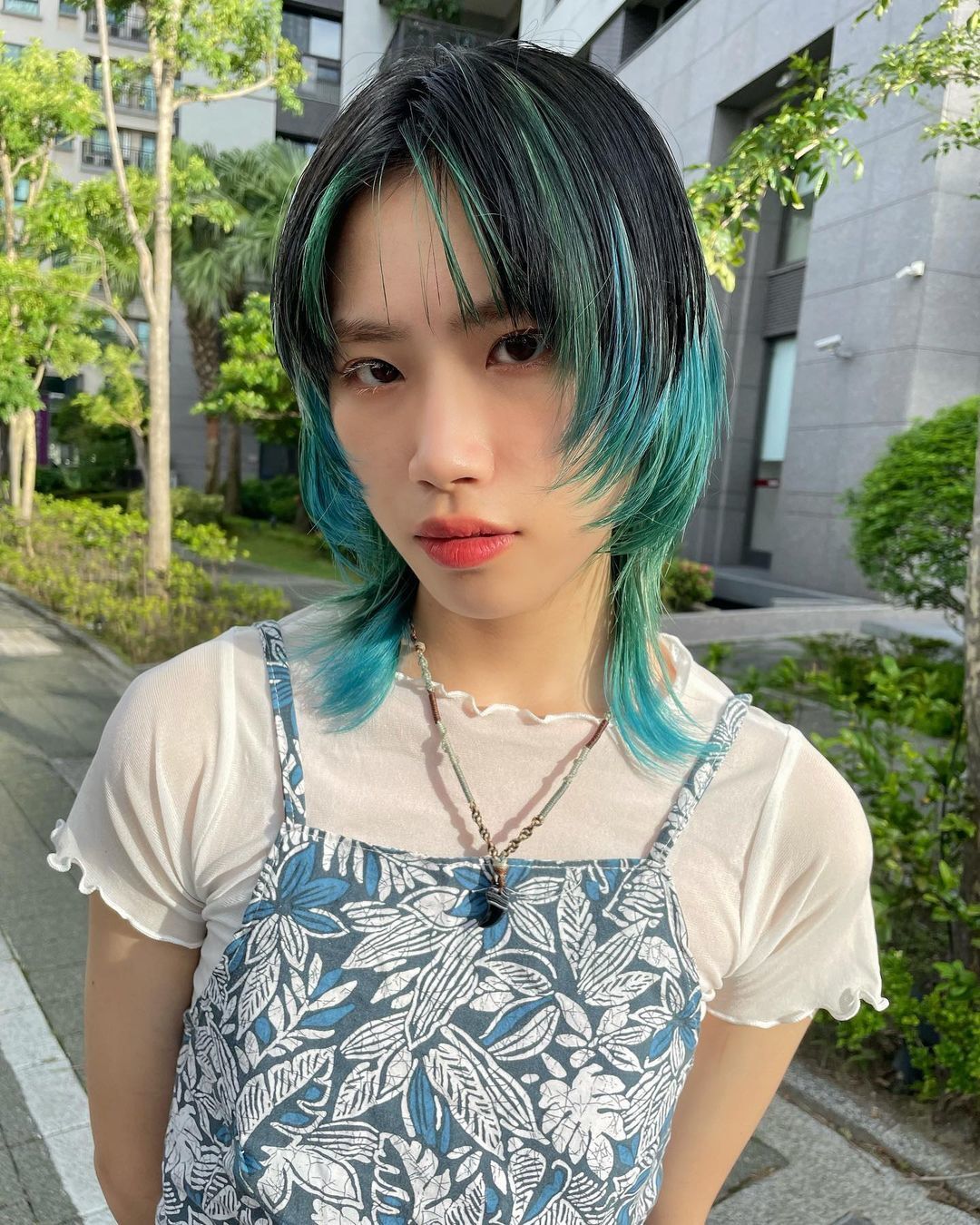 ผู้หญิงเอเชีย ทรงมัลเล็ต ผมสั้น ผมดำ ย้อมปลายสีเขียว 