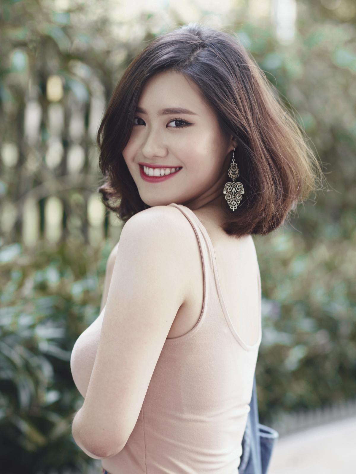 ทรงผมสั้นประบ่าไล่เลเยอร์ ดัดปลายงุ้มเบาๆ (Credit: Hariono Halim)