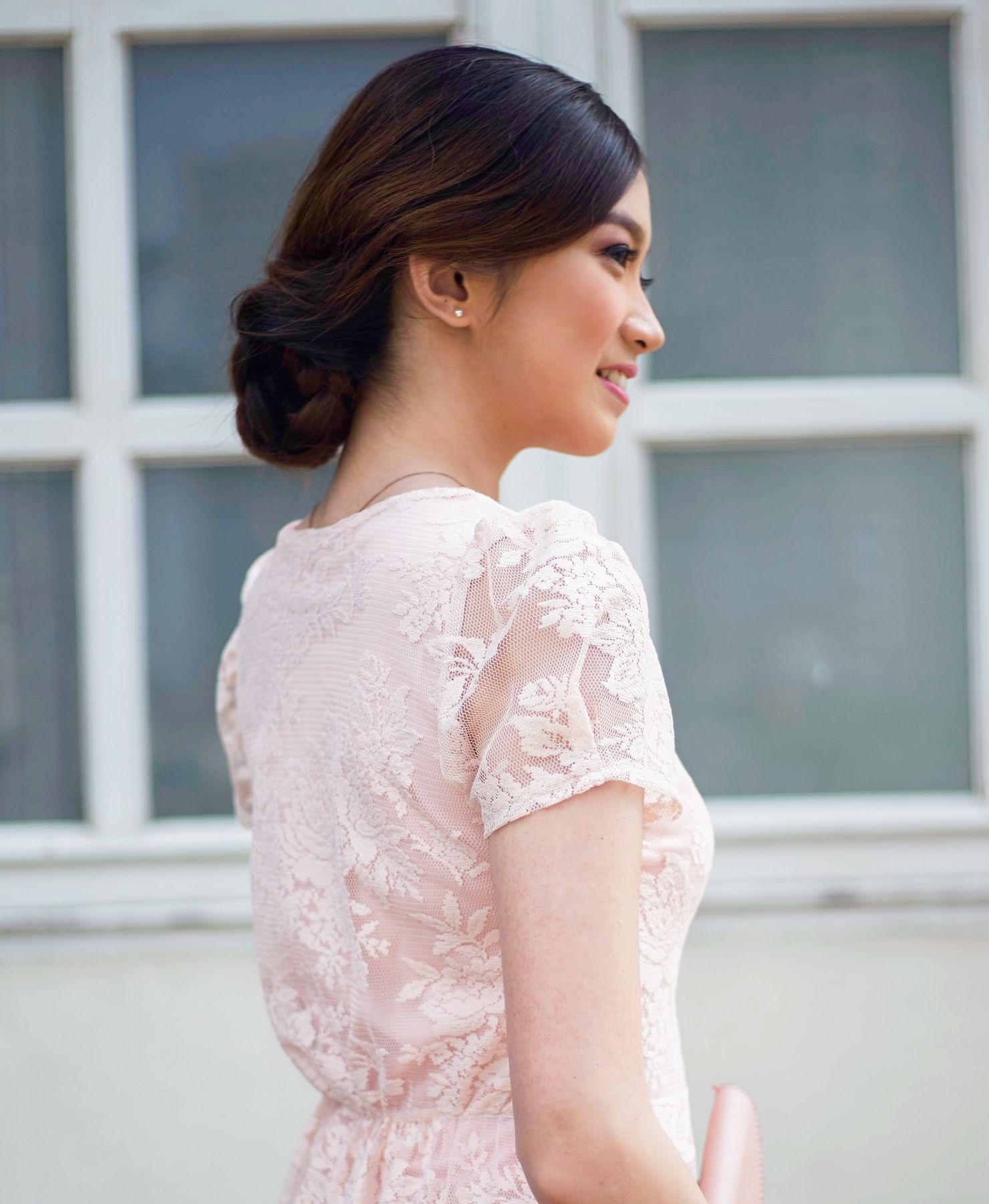 เกล้าผมเปียมวยต่ำ (Credit: Hariono Halim)