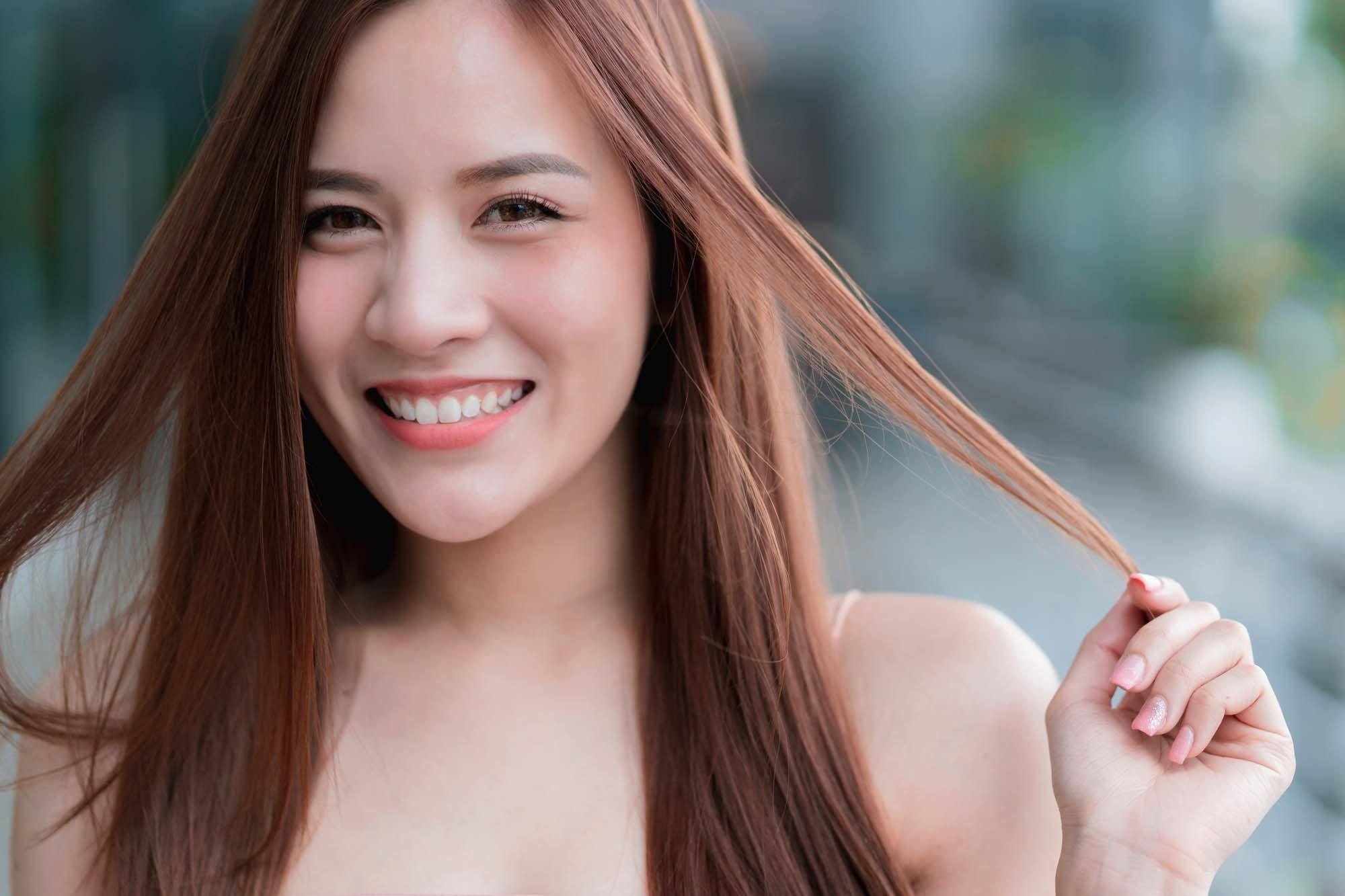 ผู้หญิง เอเชีย ผมยาวตรง ย้อมสีน้ำตาลซินเนมอน