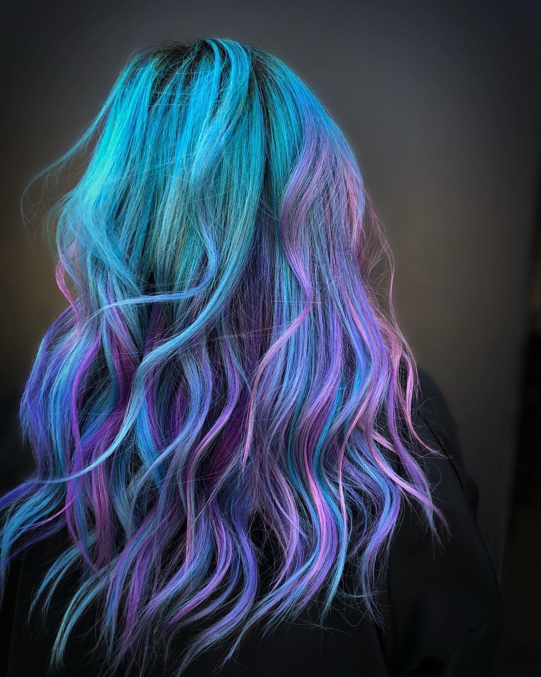 ผู้หญิงฝรั่ง ไว้ผมยาว ย้อมสีผม ผมสีเขียว