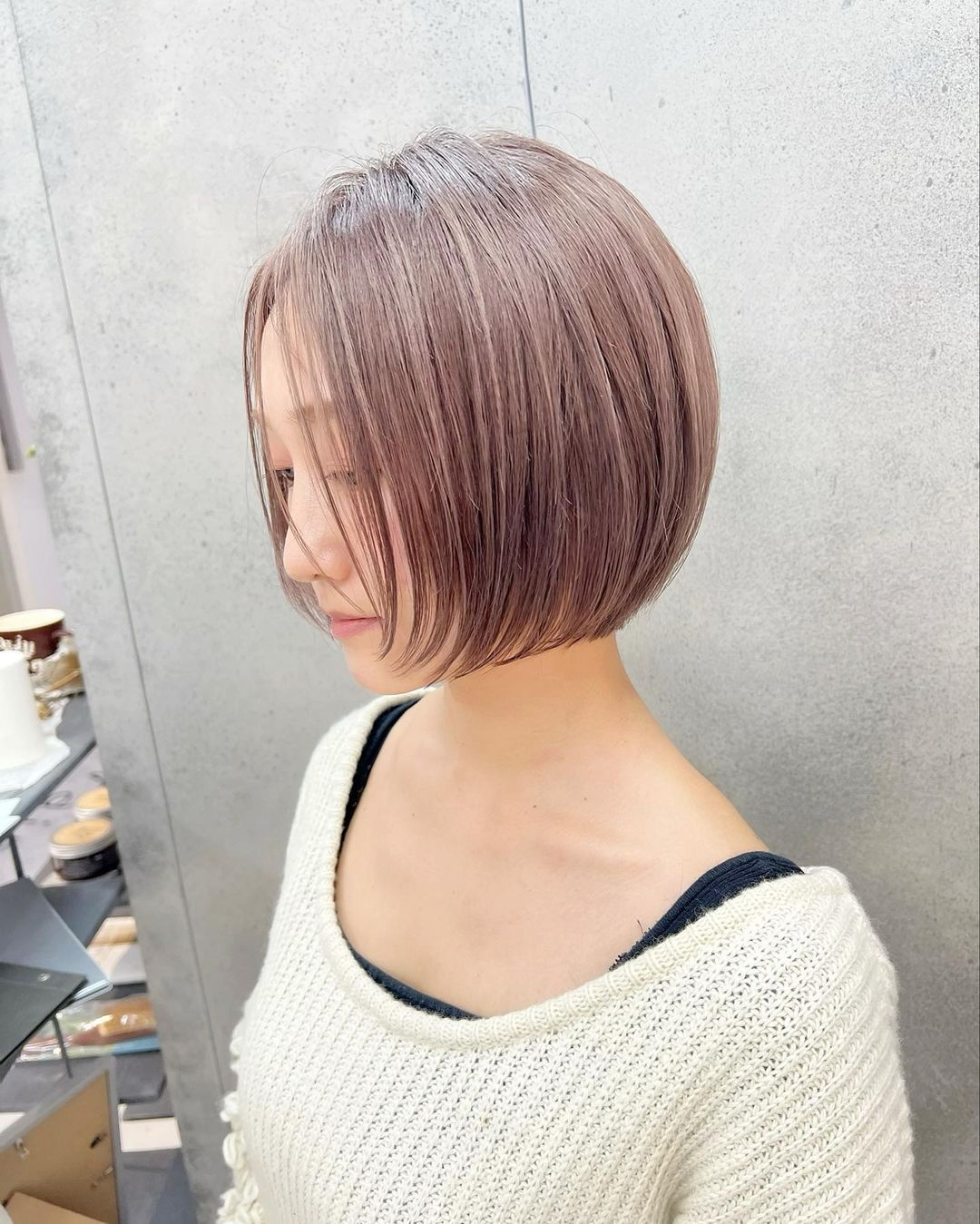 ผู้หญิงเอเชียผิวขาวผมบ๊อบสั้นชิดคาง