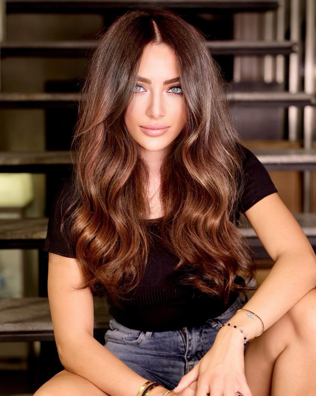 ผู้หญิงฝรั่ง ไว้ผมยาว ทำผมสีน้ำตาลคาราเมล