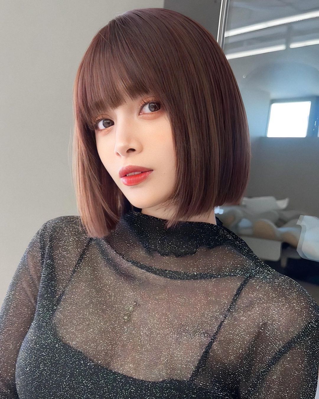  ผู้หญิงเอเชีย ตาโต ผมบ๊อบสั้น