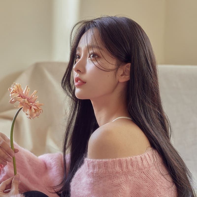 ผู้หญิงเอเชีย ผมยาว ย้อมผมสีน้ำตาลเข้ม