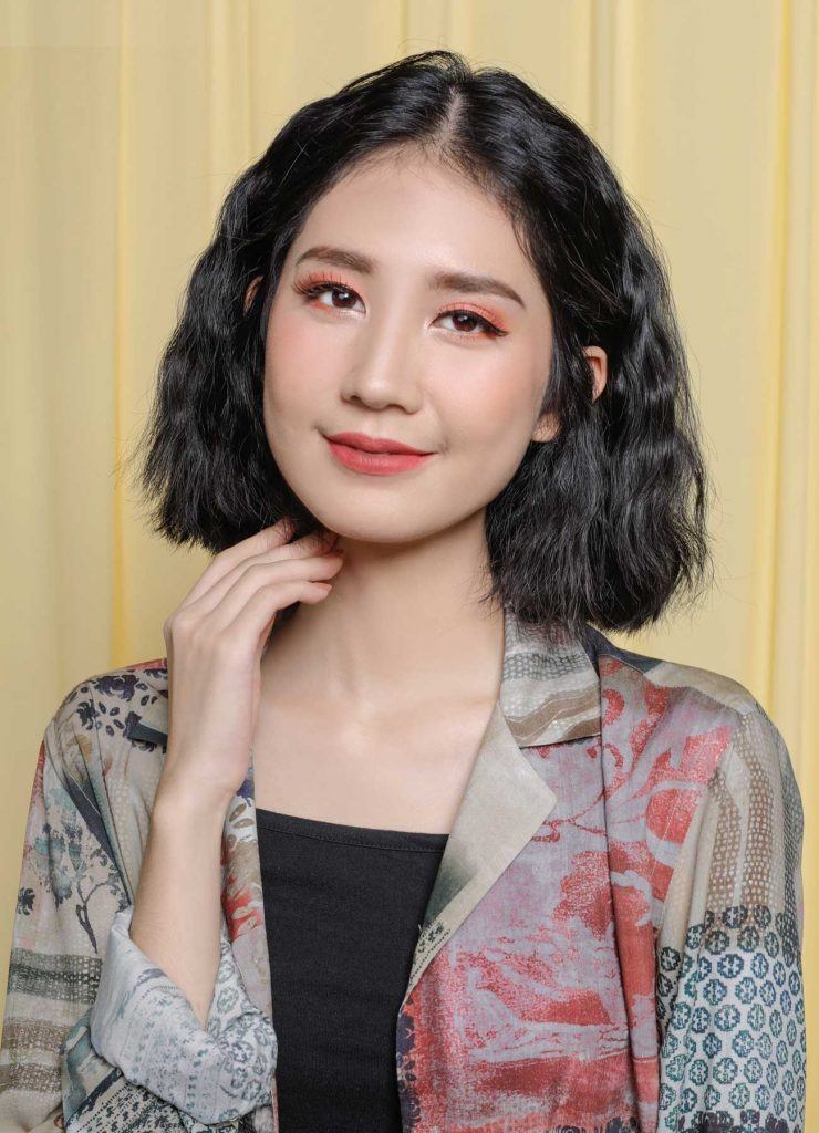 ผู้หญิงเอเชียผมสั้นหยักศกสีดำ