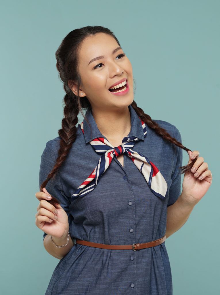 ผู้หญิงน่ารัก ถักผมเปียสองข้าง