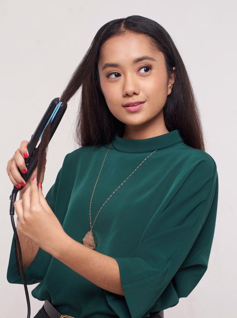 ผู้หญิงผมหยิกยาว สีดำ หนีบผมตรง