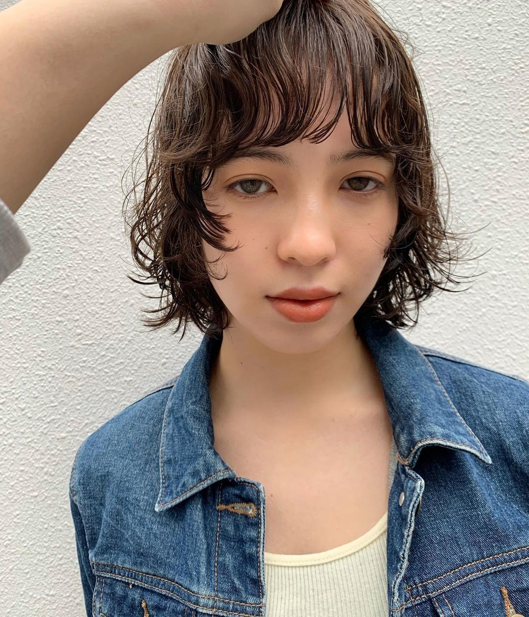 ผู้หญิงเอเชียไว้ผมสั้น ผมสีน้ำตาลเข้ม ทรงผมดัดปลาย