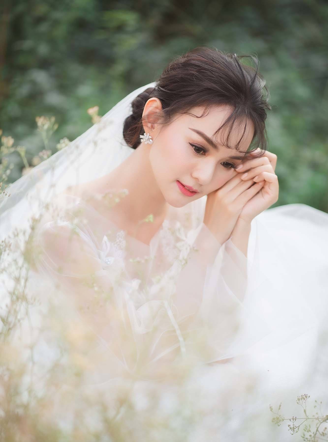 เกล้าผมเจ้าสาว กับหน้าม้าซีทรูหวานๆ (Credit: Rex by Shutterstock)