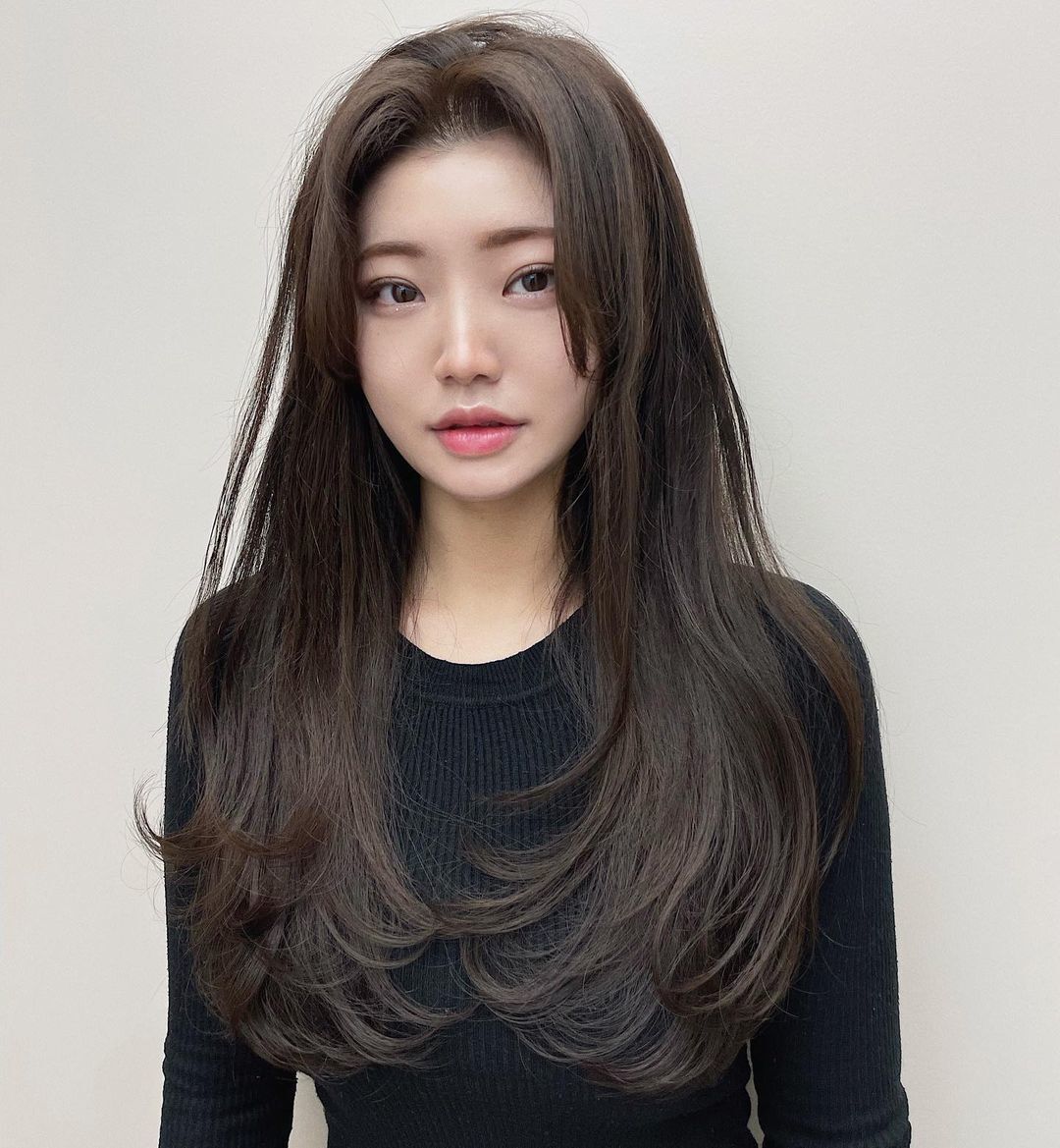 ผู้หญิงเอเชีย ไว้ผมยาวสีดำและดัดลอน ทรงผมดัดปลาย