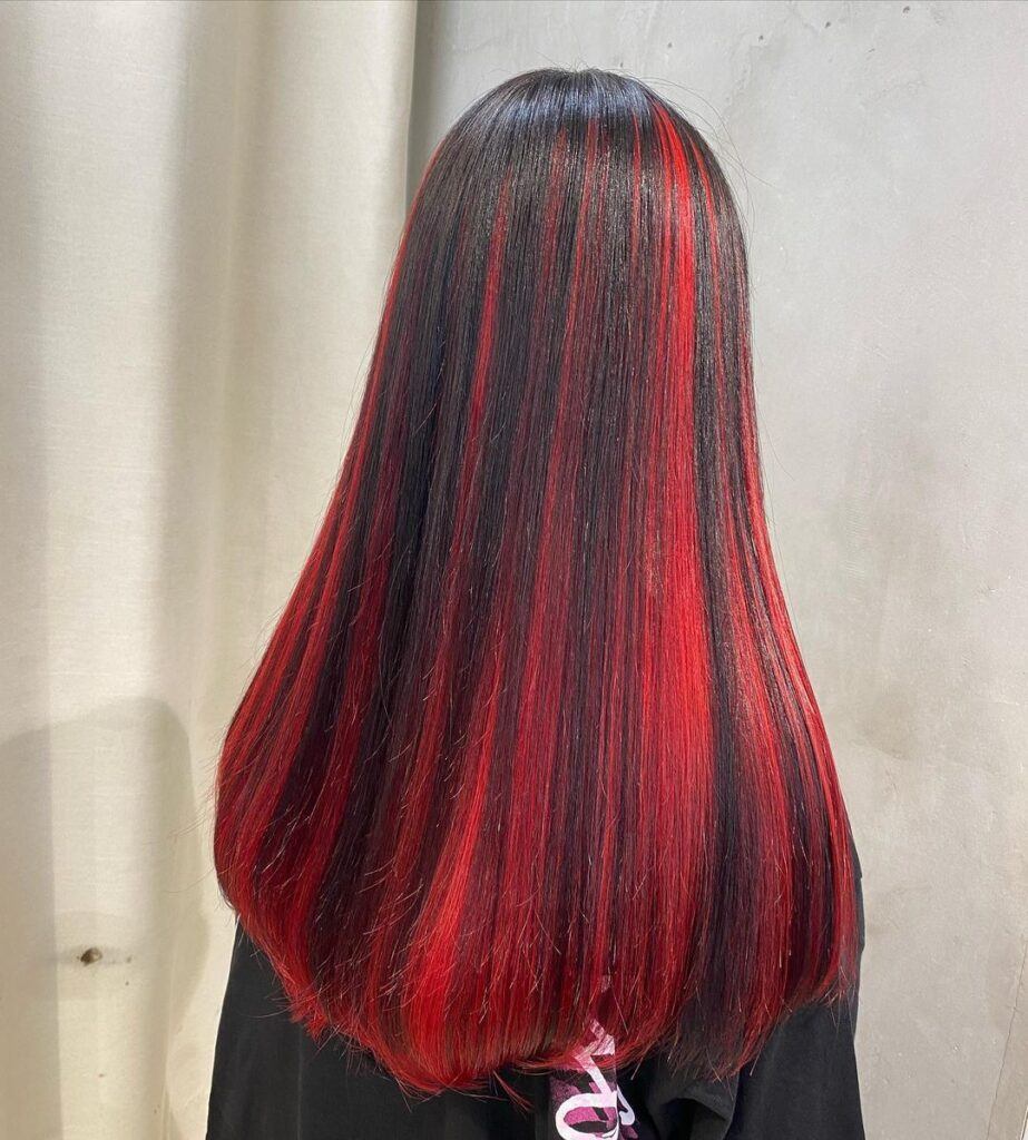 ผู้หญิงเอเชีย ไว้ผมยาว ทำผมสองสี ผมสีแดง