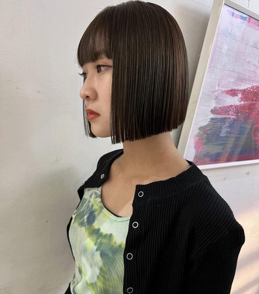 สาวญี่ปุ่น หันข้าง ผมสั้นบ๊อบตัดตรง