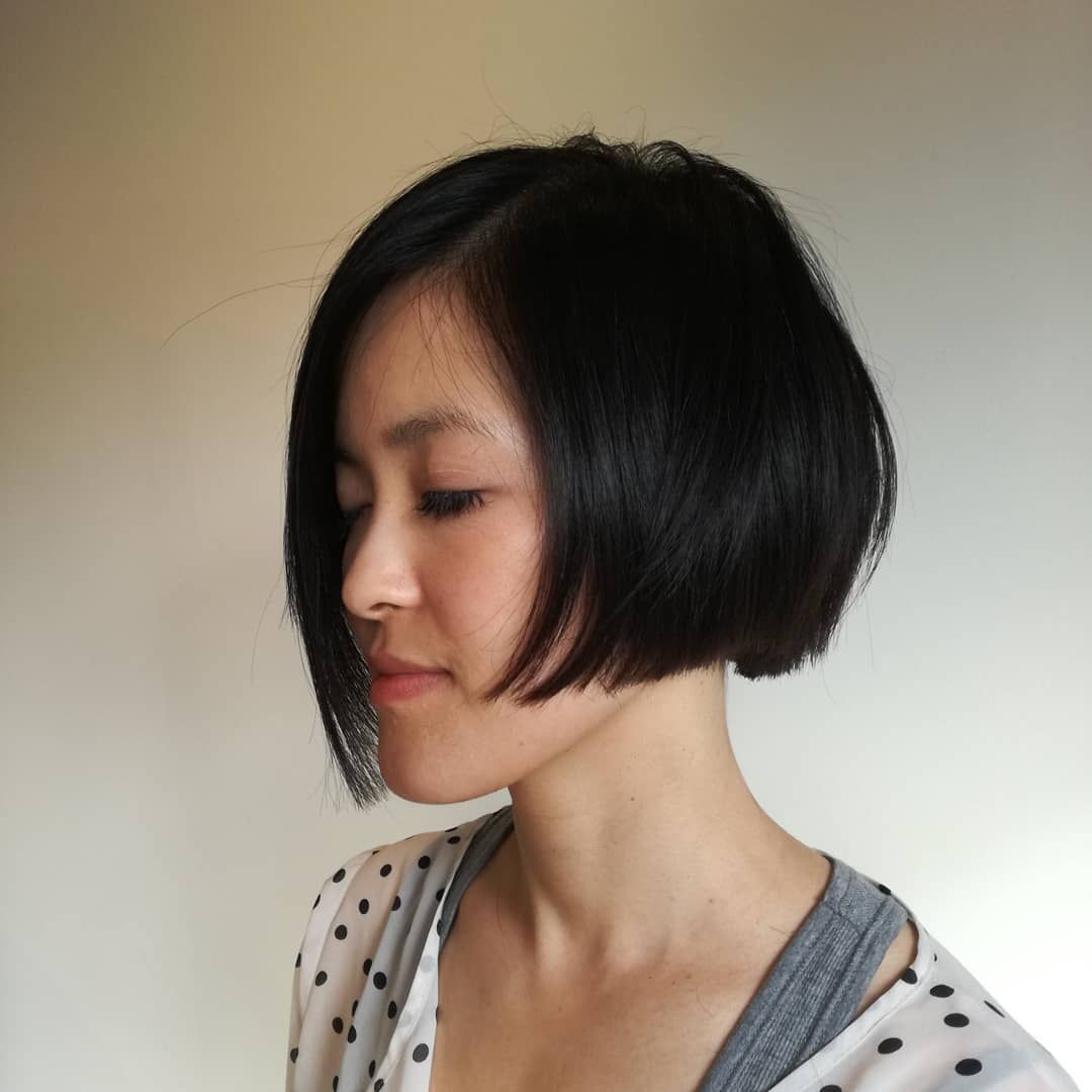 ผู้หญิงเอเชีย ไว้ผมสั้นสีดำ ตัดทรงผมสั้นข้างยาวข้างสำหรับผู้หญิง