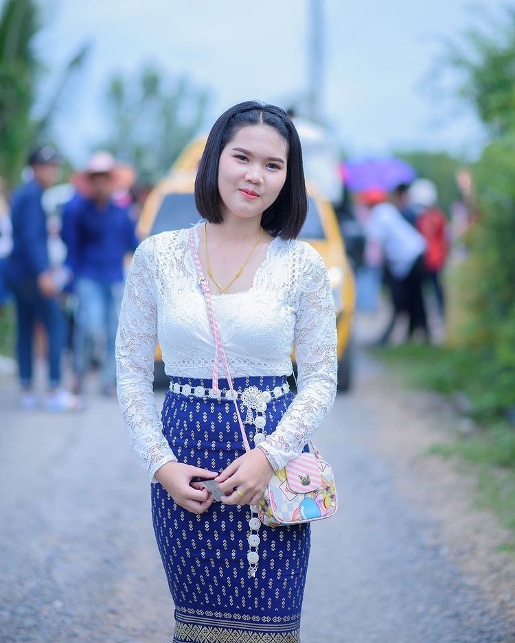 สาวไทย หน้ากลม อมยิ้ม ผมสั้นแสกกลาง ถักเปียมงกุฎ