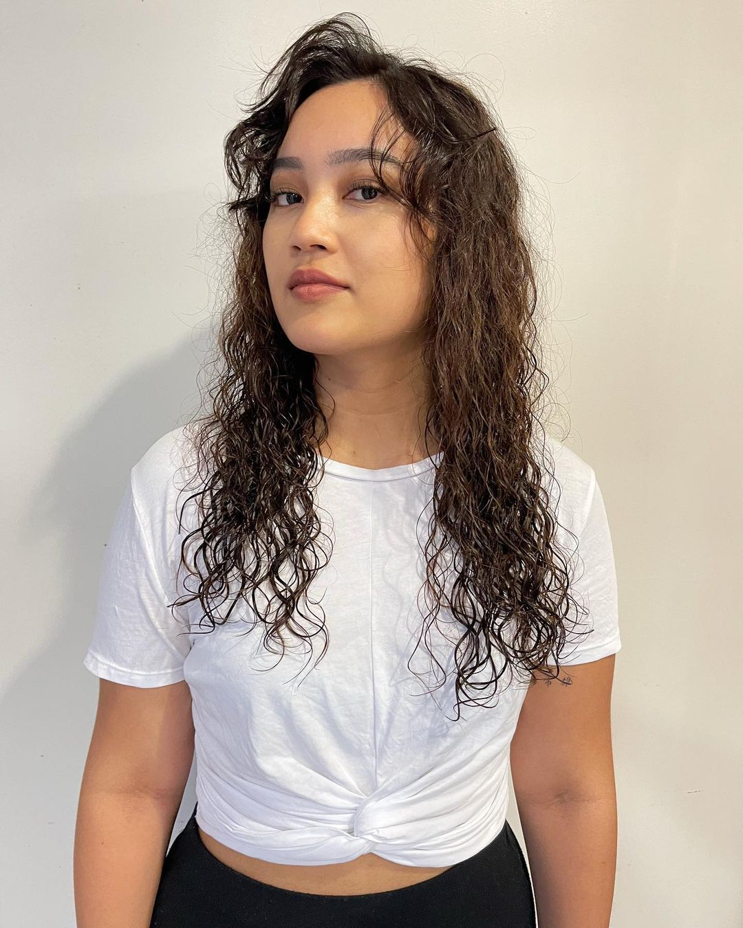 ผมยาวดัดหยิกพองฟูแสกข้าง(Credit: Instagram/@kelly_kat_6)