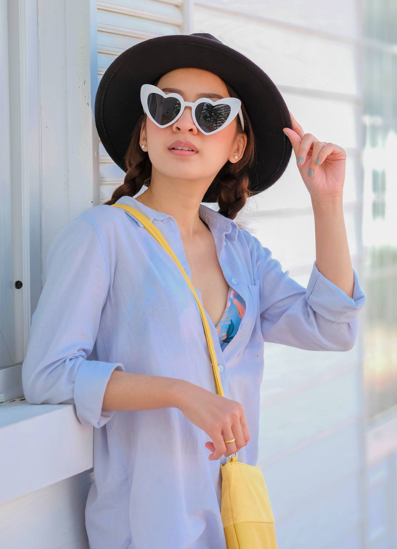 ผู้หญิงเอเชีย ใส่หมวกปีกกว้าง ถักเปียสองข้าง ทรงผมไปทะเล