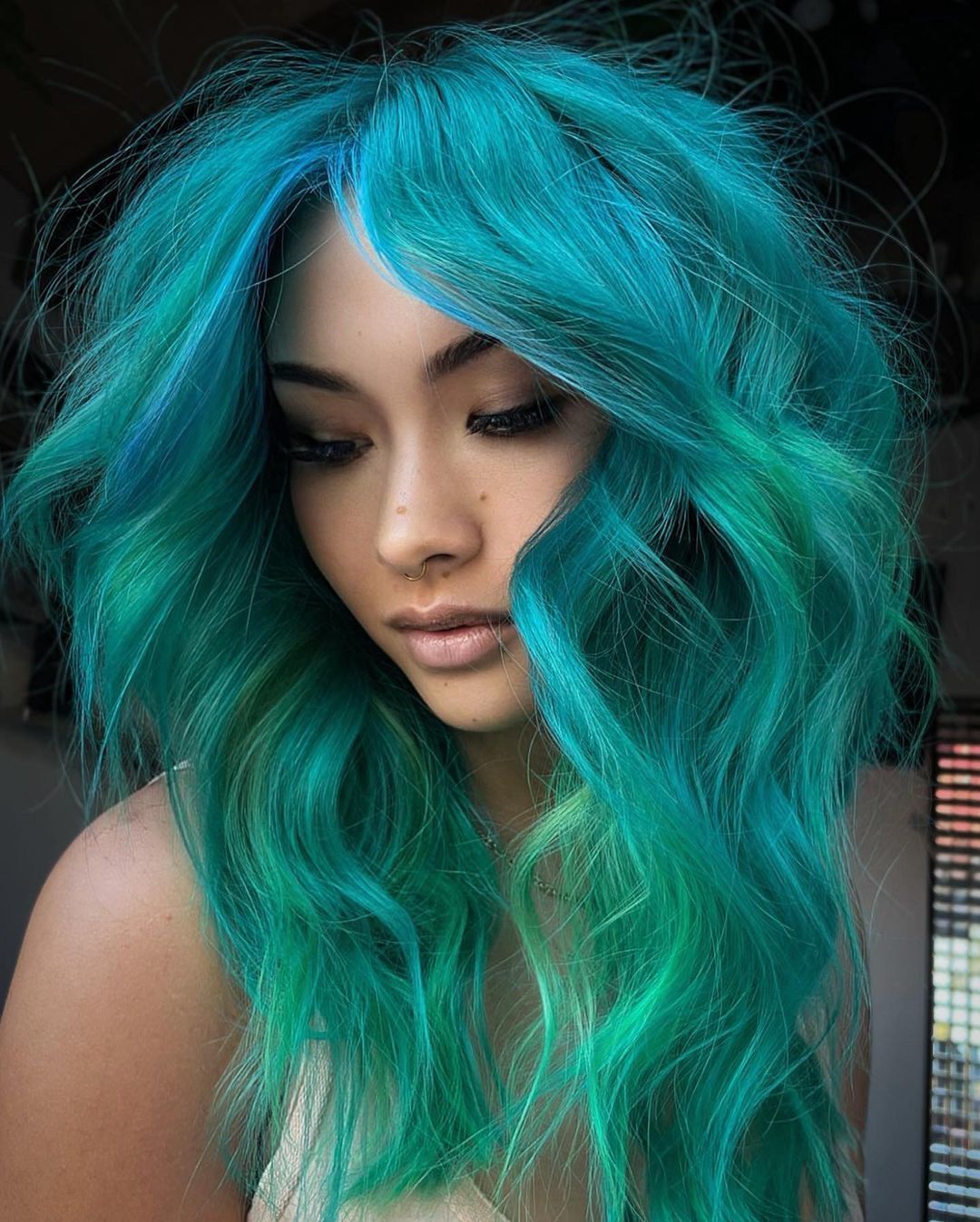 ผู้หญิงฝรั่ง ไว้ผมยาว ย้อมสีผม ผมสีเขียว