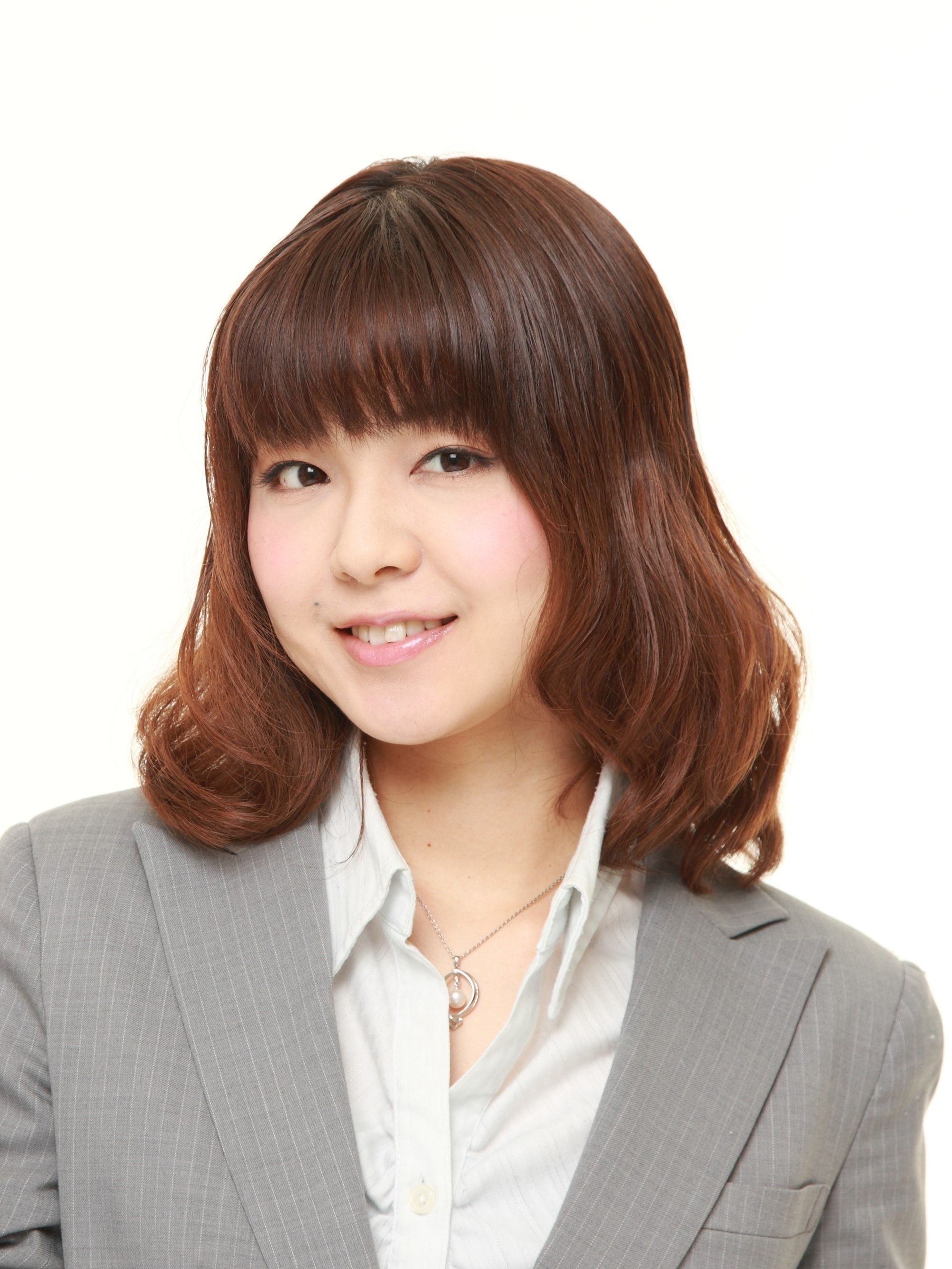 ผมบ๊อบยาวดัดปลายกับหน้าม้า  (Credit: shutterstock)